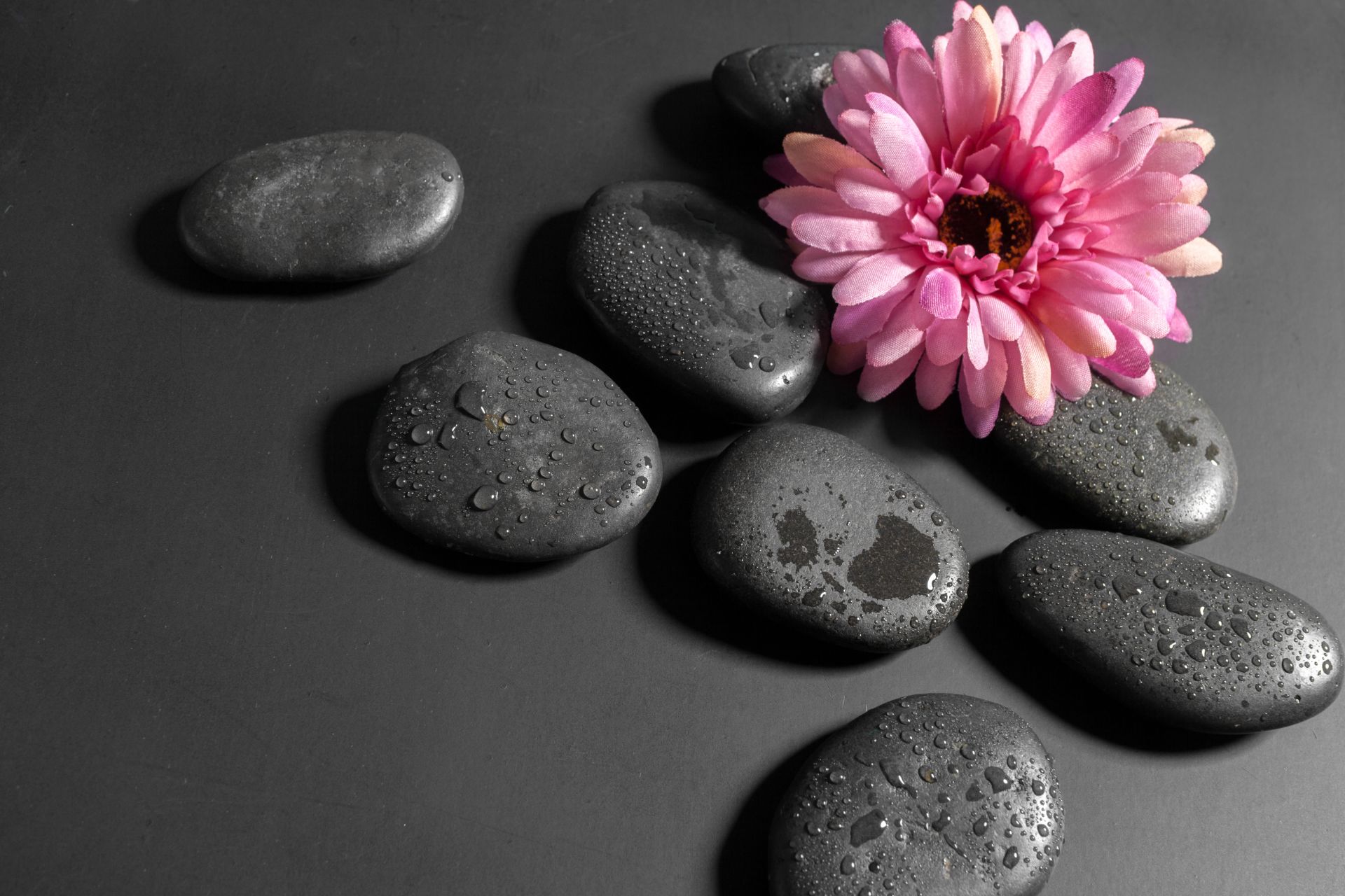 Hot Stones Massage – 60 Minutes